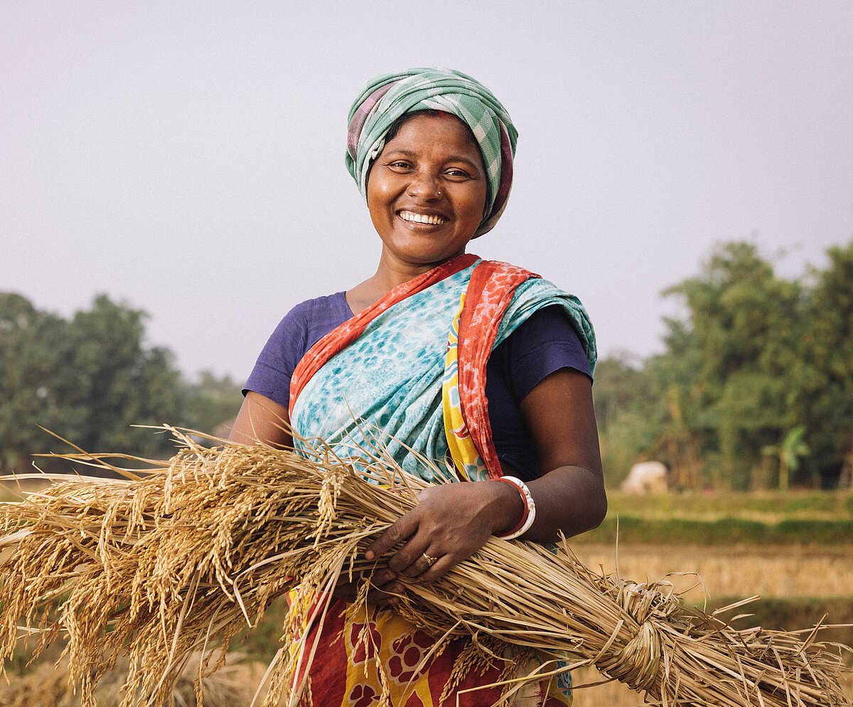 Sundori Murmu (35) bei der Reisernte in Bangladesch. Sie arbeitet in einem Projekt, das von Brot für die Welt unterstützt wird. Foto: Kathrin Harms/Brot für die Welt