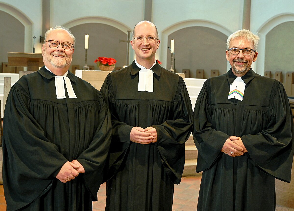 Alt-Superintendent Gerald Hillebrand (l.), Präses Dr. Thorsten Latzel und Superintendent Michael Manz (r.). Foto: PR-Fotografie Köhring